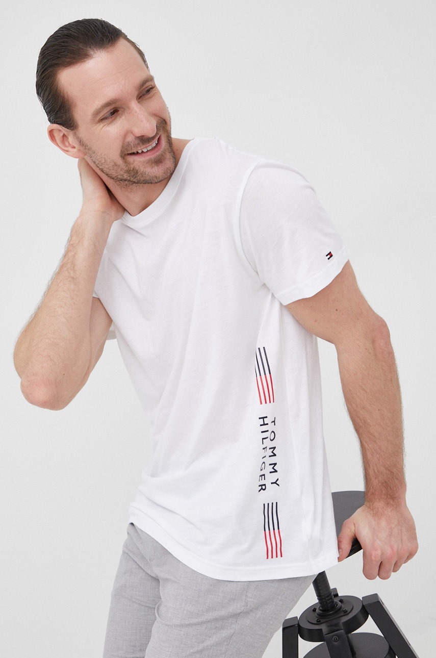 

Тениска Tommy Hilfiger мъжки в бяло с принт, Бял