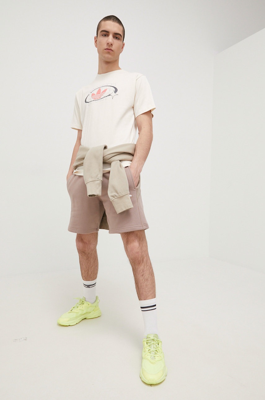 

Хлопковая футболка adidas Originals цвет бежевый с принтом