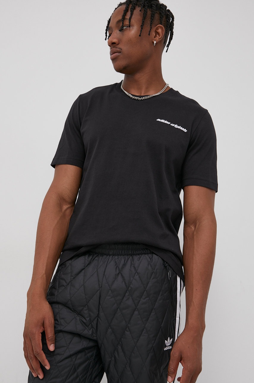 

Хлопковая футболка adidas Originals HC7184 цвет чёрный гладкий