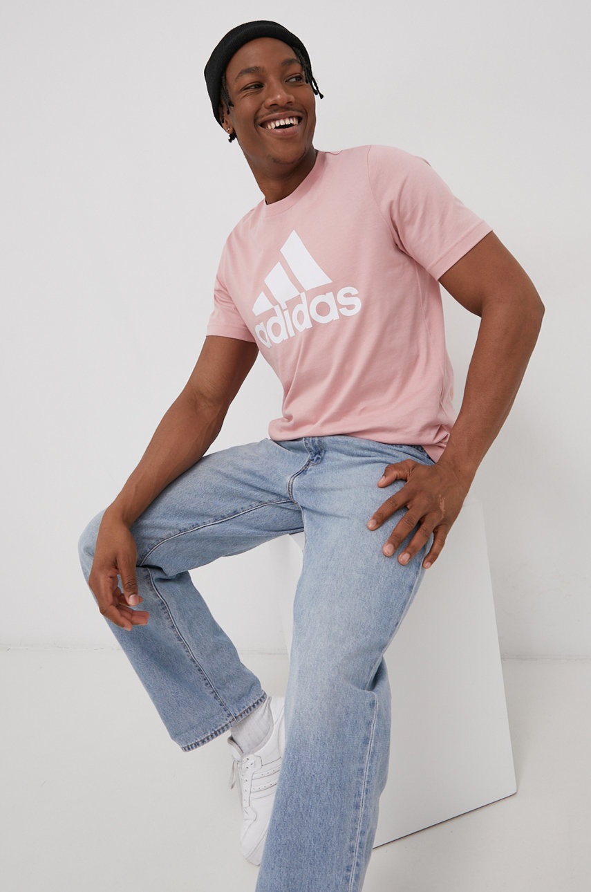 

Хлопковая футболка adidas цвет розовый с принтом