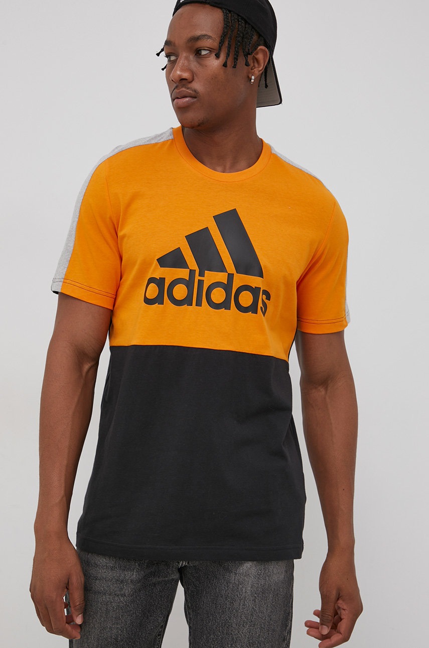 

Бавовняна футболка adidas HE4328 колір помаранчевий з принтом