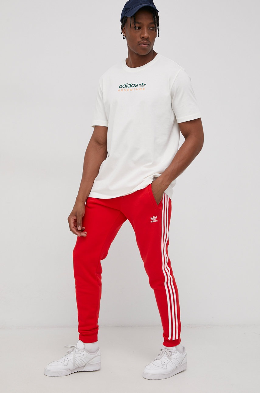 

Хлопковая футболка adidas Originals HF4773 цвет кремовый с принтом