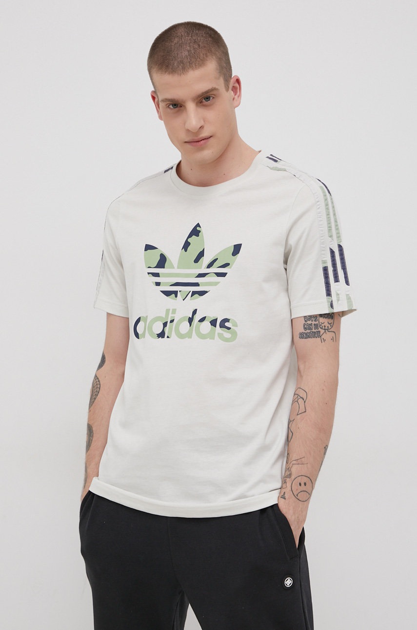 

Хлопковая футболка adidas Originals цвет кремовый с принтом