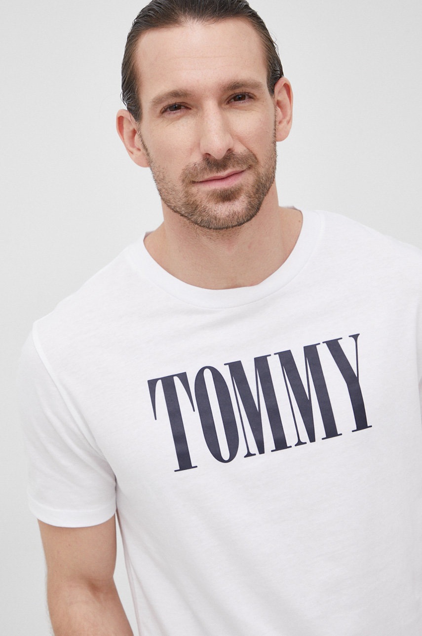 

Памучна тениска Tommy Hilfiger в бяло с принт, Бял