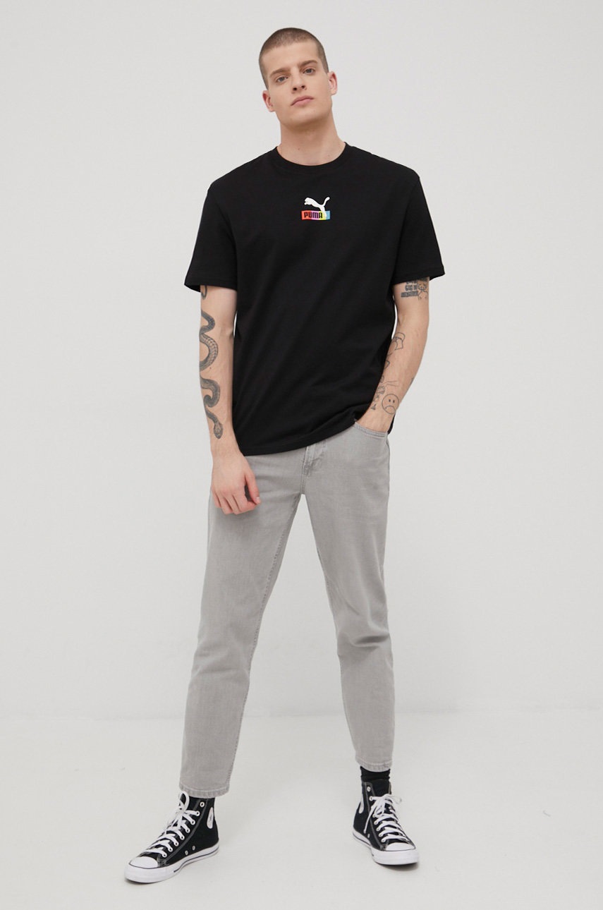 

Футболка Puma 533666 мужской цвет чёрный с принтом