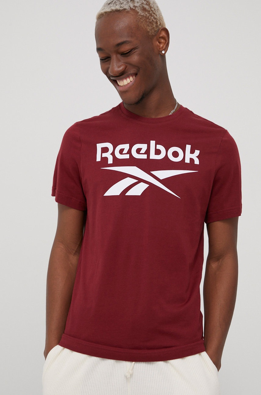 

Памучна тениска Reebok HF0771 в бордо с принт