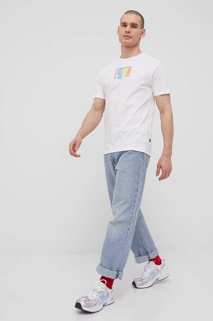 

Футболка Puma 848566 мужской цвет белый с принтом