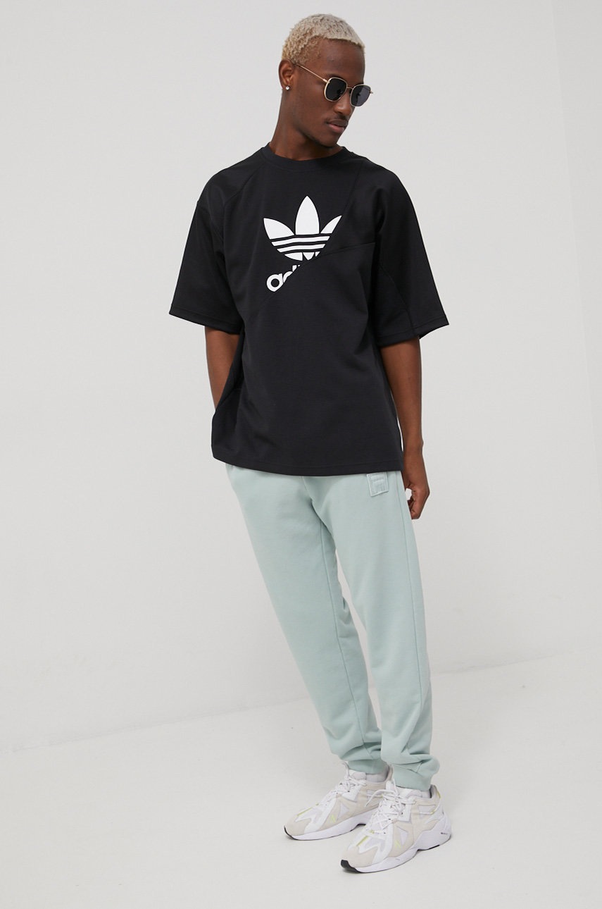 

Футболка adidas Originals чоловічий колір чорний з принтом