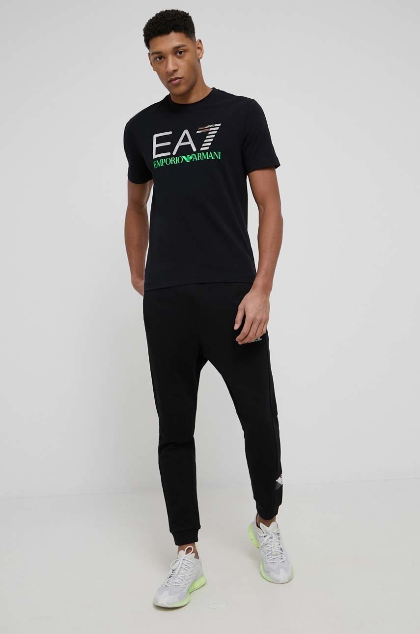 

Футболка EA7 Emporio Armani мужской цвет чёрный с принтом