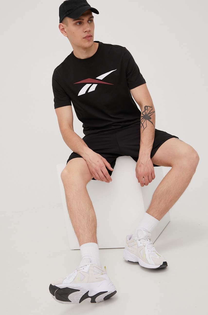 

Памучна тениска Reebok HI0593 в черно с принт, Черен
