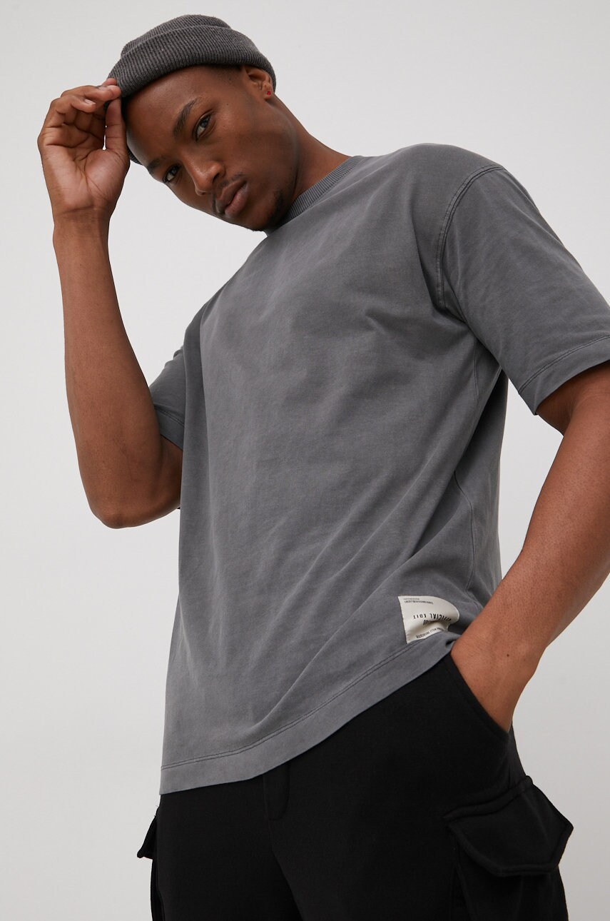 

Памучна тениска Jack & Jones в сиво с изчистен дизайн, Сив
