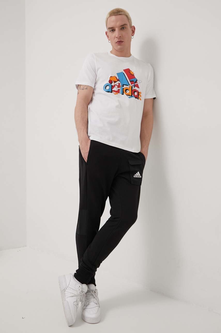 

Хлопковая футболка adidas цвет белый с принтом