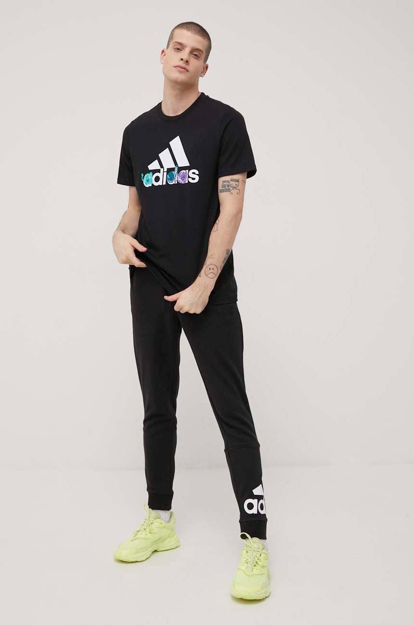 

Памучна тениска adidas HE4837 в черно с принт, Черен