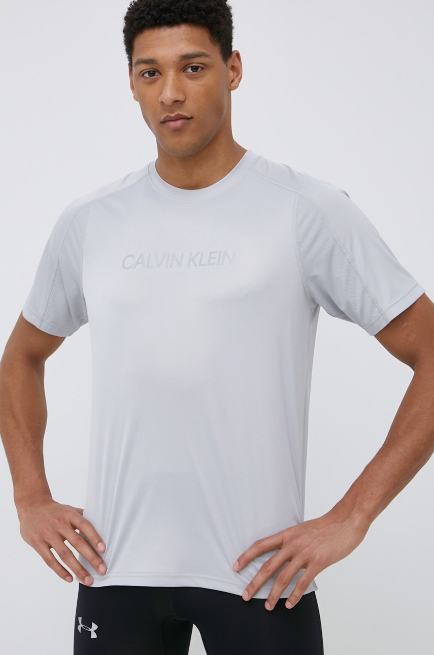 

Тениска за трениране Calvin Klein Performance Ck Essentials в сиво с принт, Сив