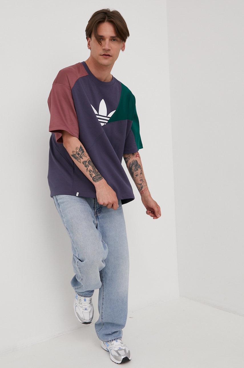 

Футболка adidas Originals Adicolor HC4497 чоловіча колір синій з принтом