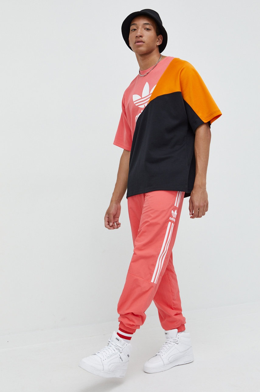 

Футболка adidas Originals Adicolor чоловіча колір чорний з принтом