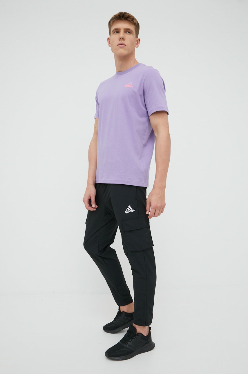 

Хлопковая футболка adidas Performance HC6886 цвет фиолетовый с принтом