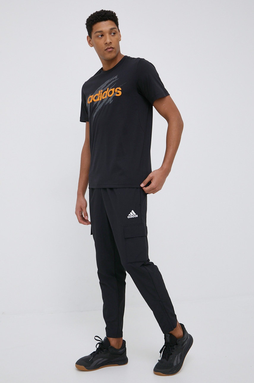 

Тренувальна футболка adidas колір чорний з принтом