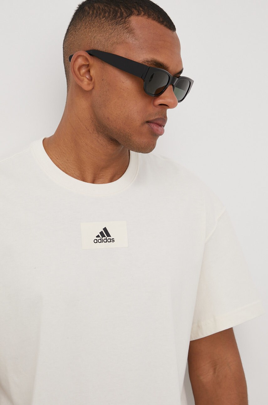 Adidas tricou din bumbac he4368 culoarea bej, neted