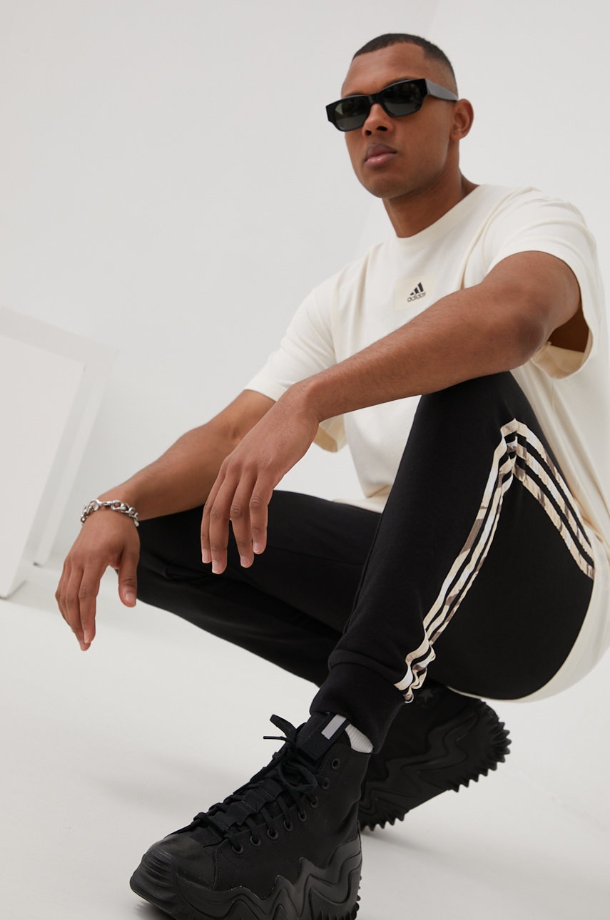 

Хлопковая футболка adidas цвет бежевый однотонный