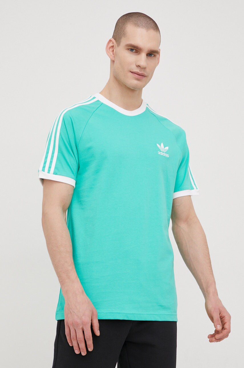 

Хлопковая футболка adidas Originals Adicolor цвет зелёный с аппликацией