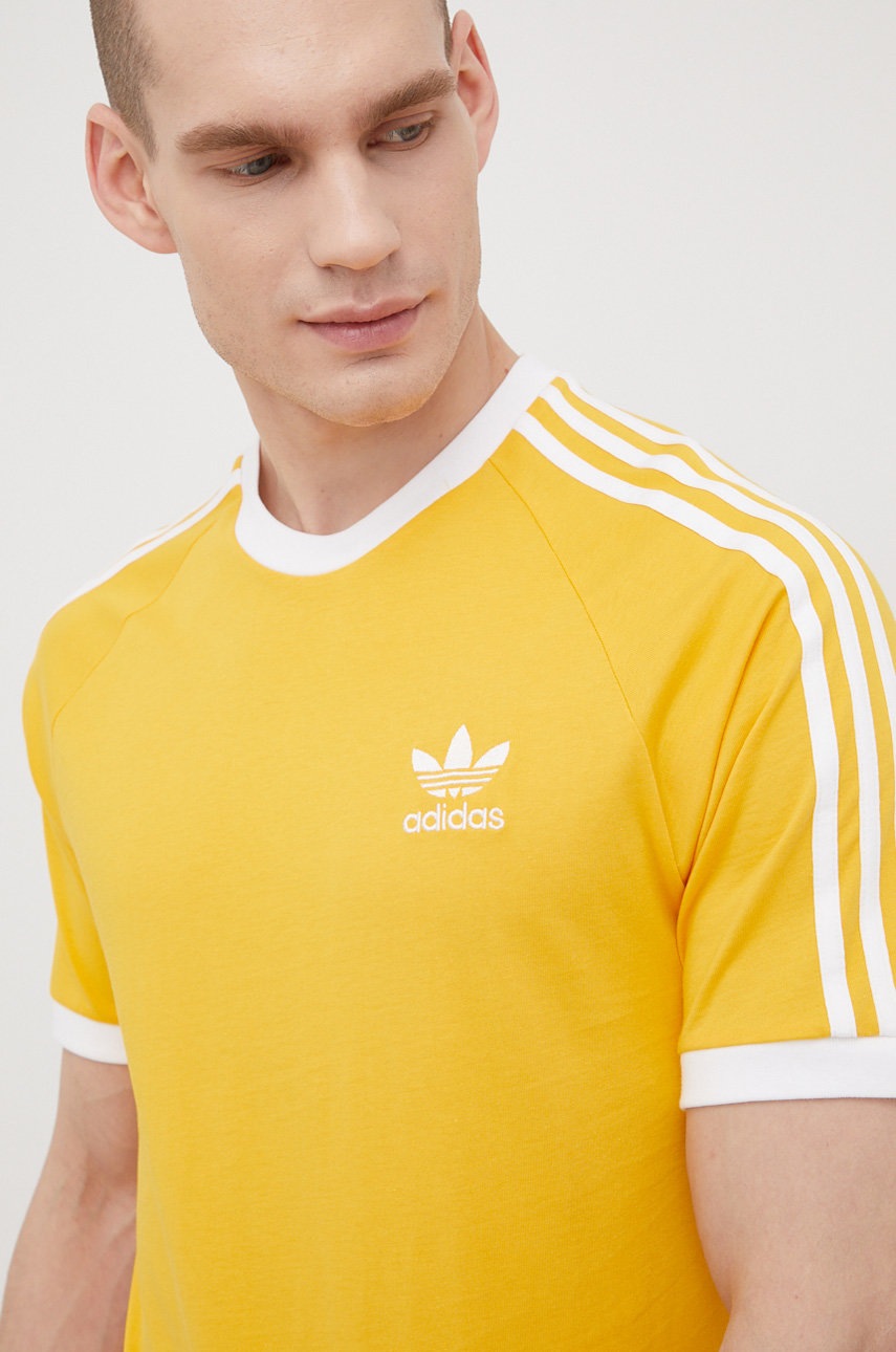

Хлопковая футболка adidas Originals Adicolor цвет жёлтый с аппликацией