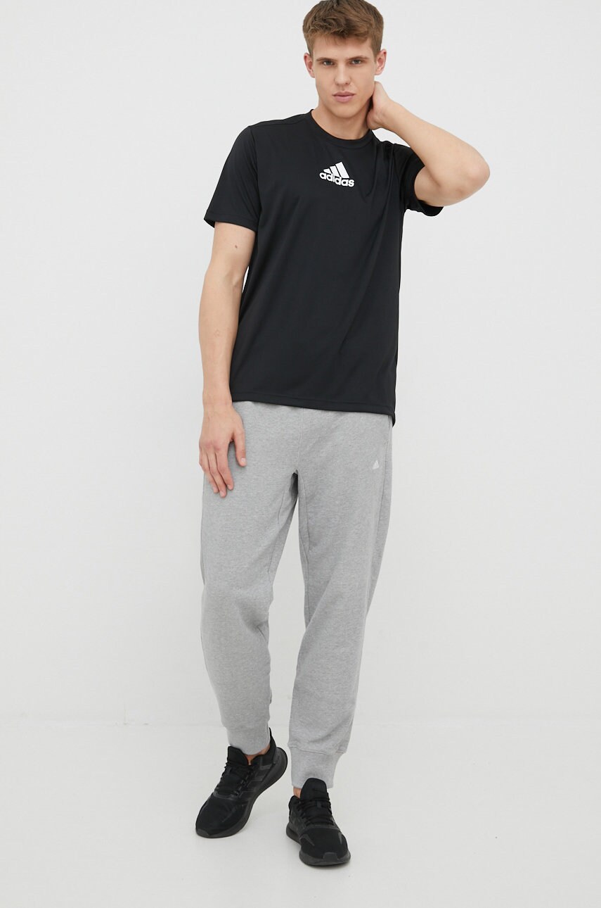 Adidas tricou de antrenament designed to move gm2126 culoarea negru, cu imprimeu