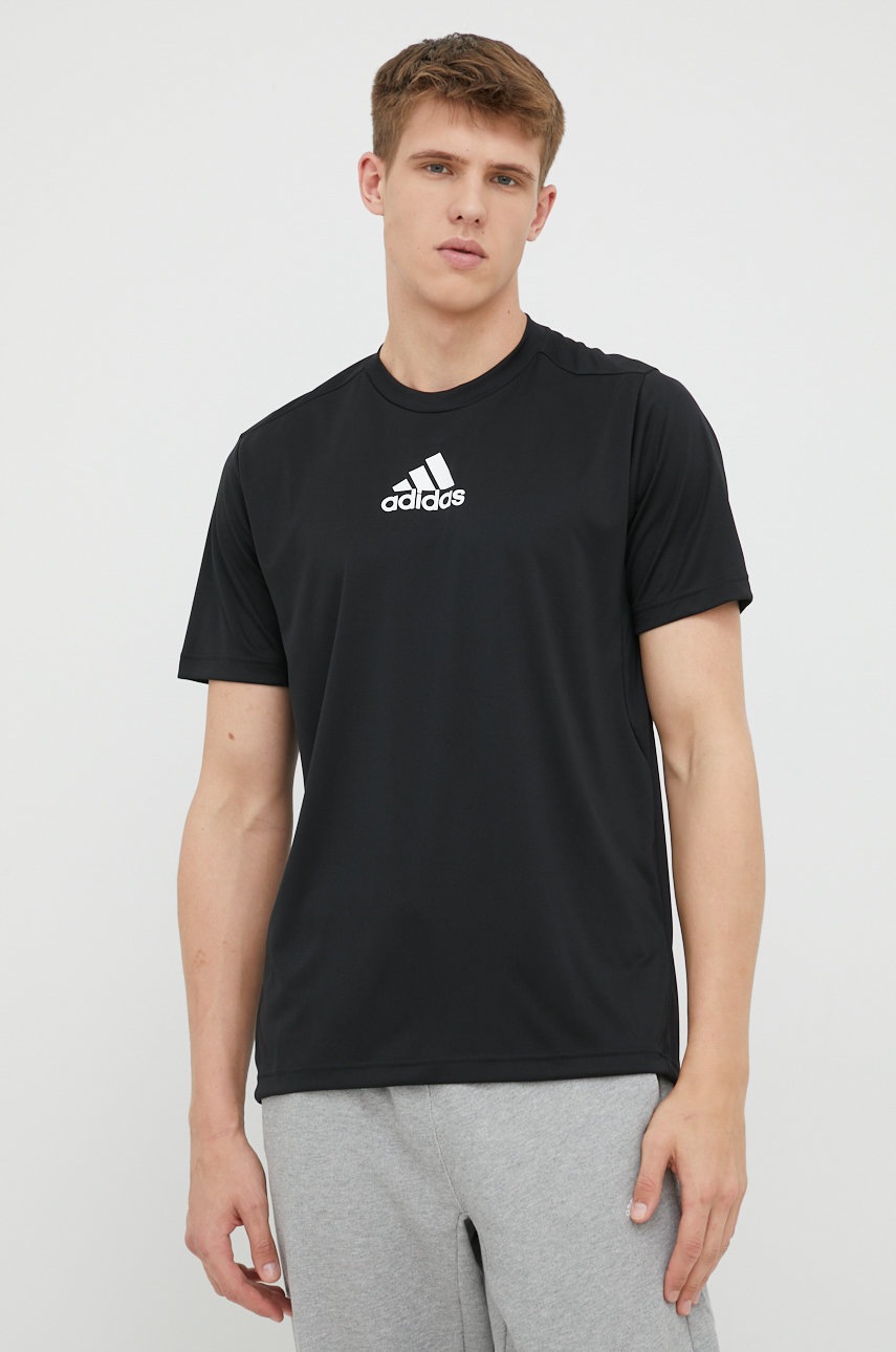 

Тренувальна футболка adidas Designed To Move колір чорний з принтом