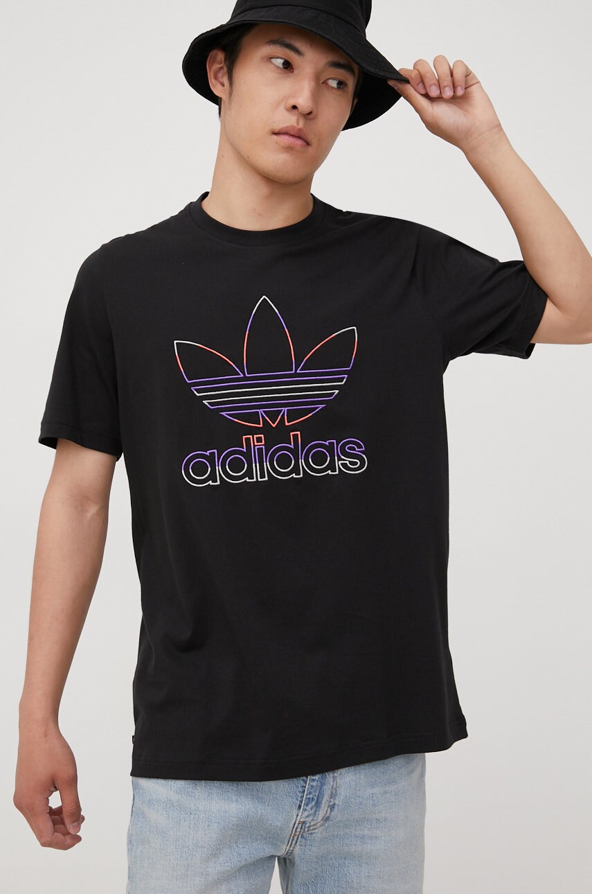 

Хлопковая футболка adidas Originals цвет чёрный с аппликацией