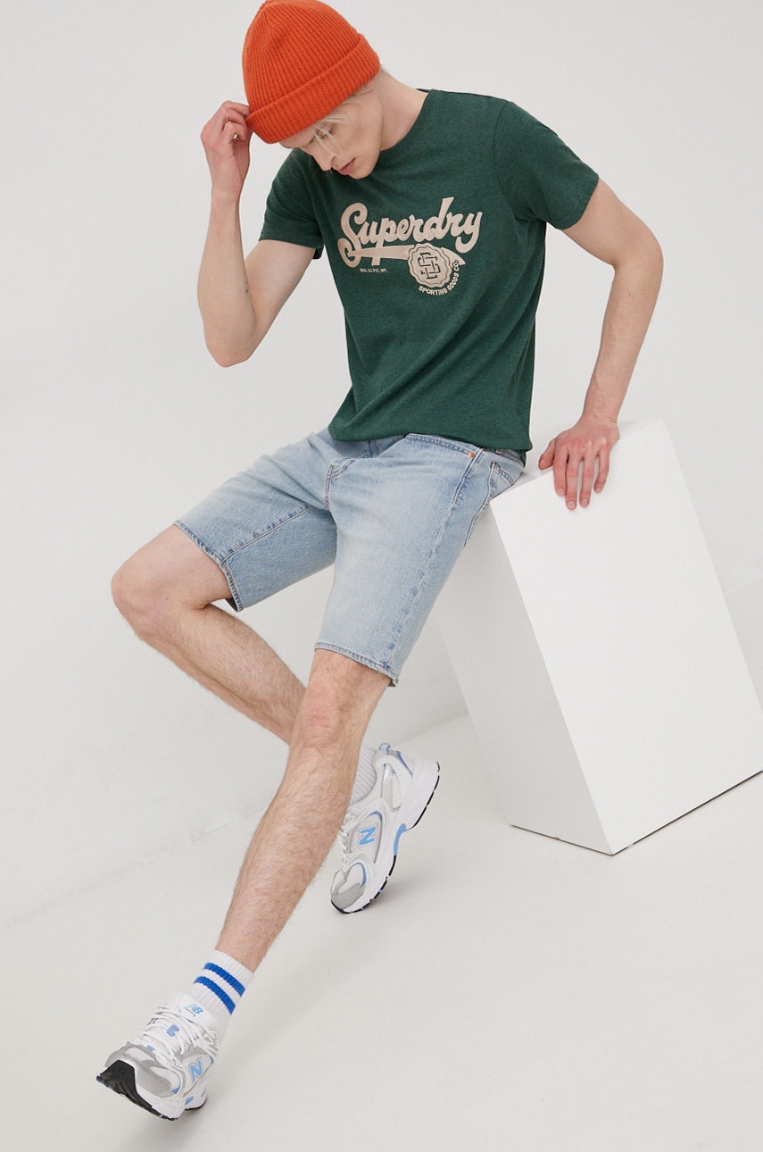 

Футболка Superdry мужской цвет зелёный с аппликацией