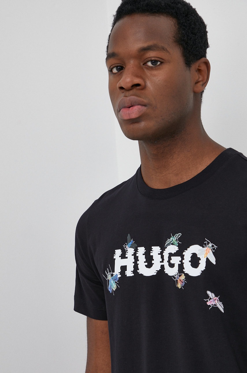 

Памучна тениска Hugo в черно с принт, Черен