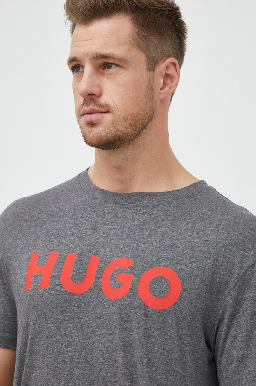 

Хлопковая футболка HUGO цвет серый с принтом