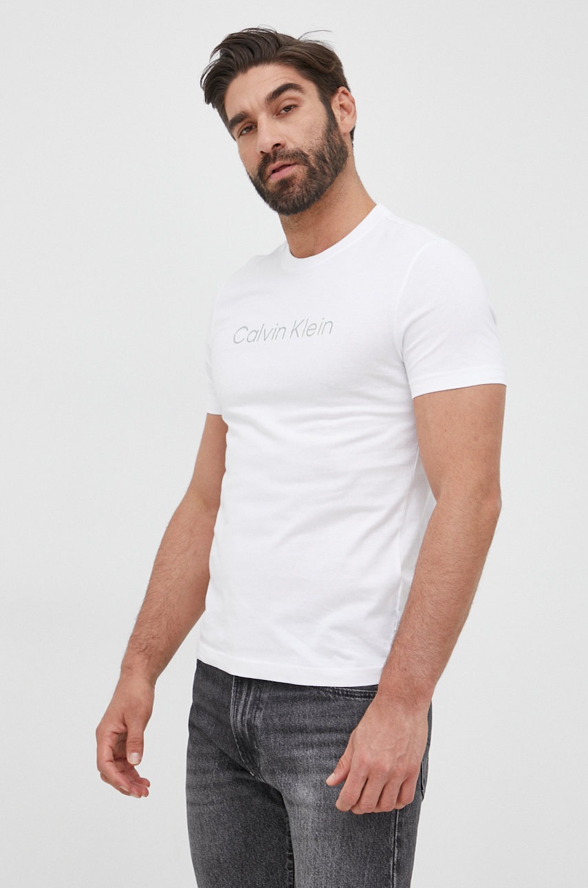 

Памучна тениска Calvin Klein в бяло с принт, Бял