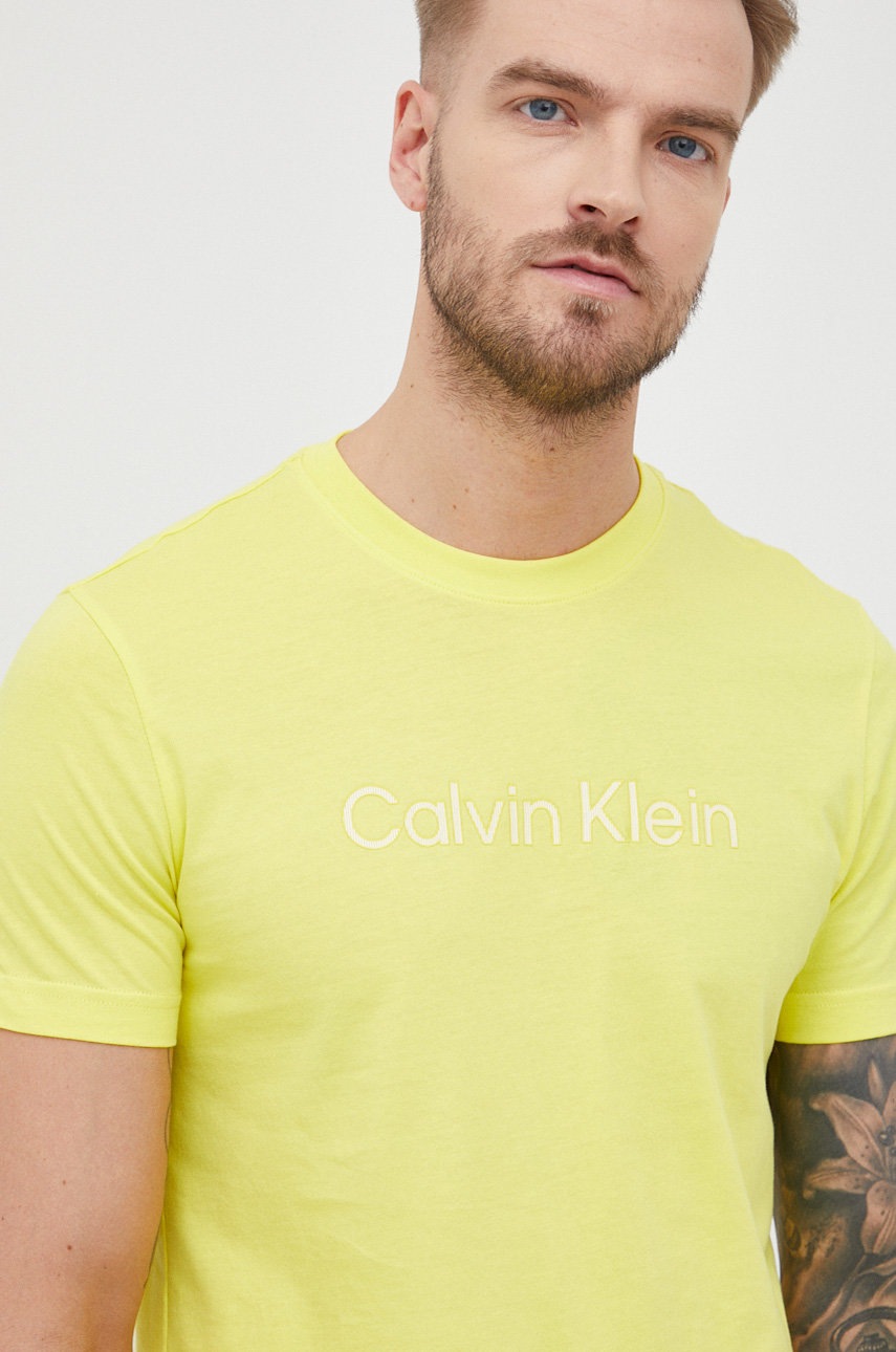 

Памучна тениска Calvin Klein в жълто с принт, Жълт