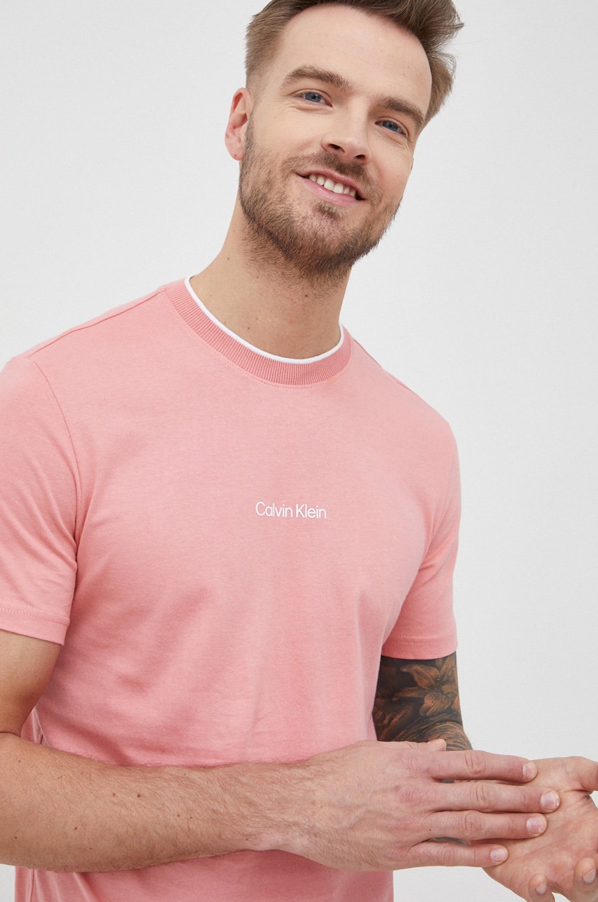 

Памучна тениска Calvin Klein в розово с принт, Розов