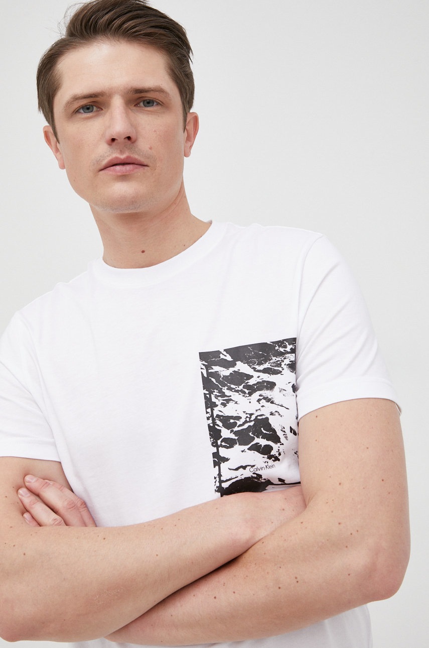 

Памучна тениска Calvin Klein в бяло с принт, Бял