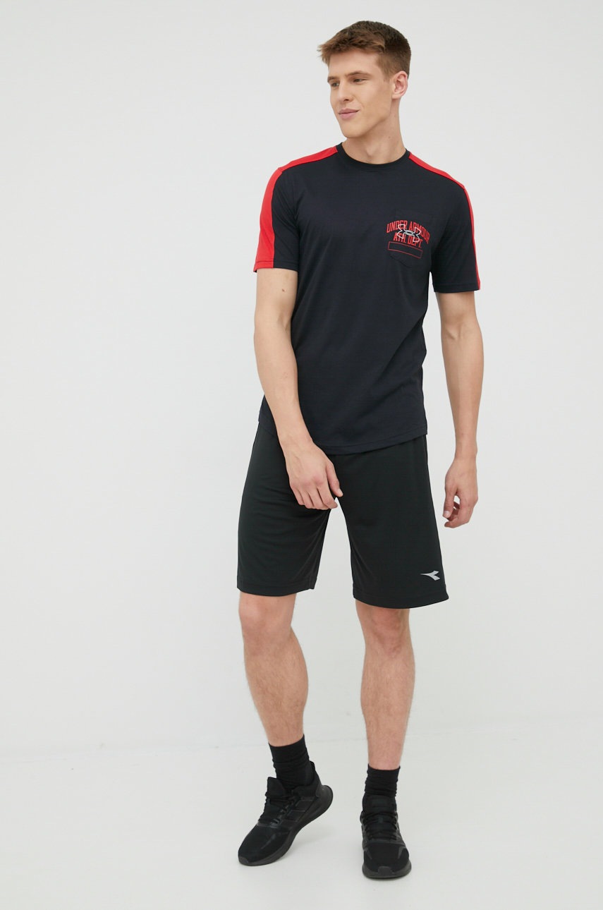 

Футболка Under Armour 1370979 чоловічий колір чорний з принтом