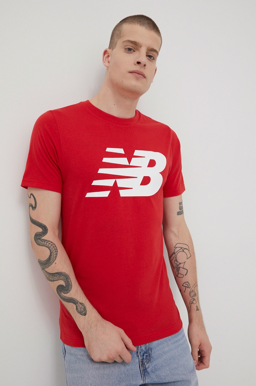 

Тениска New Balance MT03919REP мъжки в червено с принт, Червен