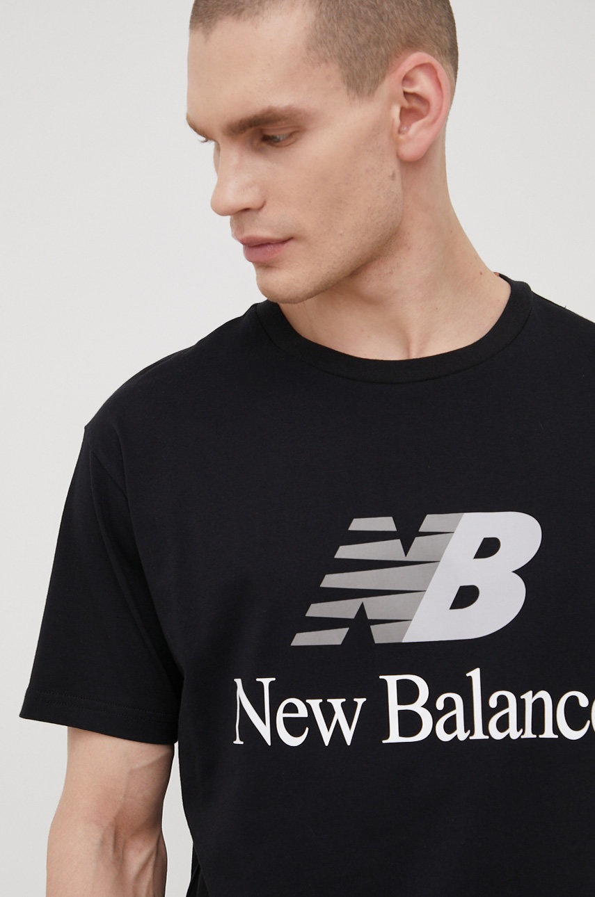 

Памучна тениска New Balance MT21529BK в черно с принт, Черен