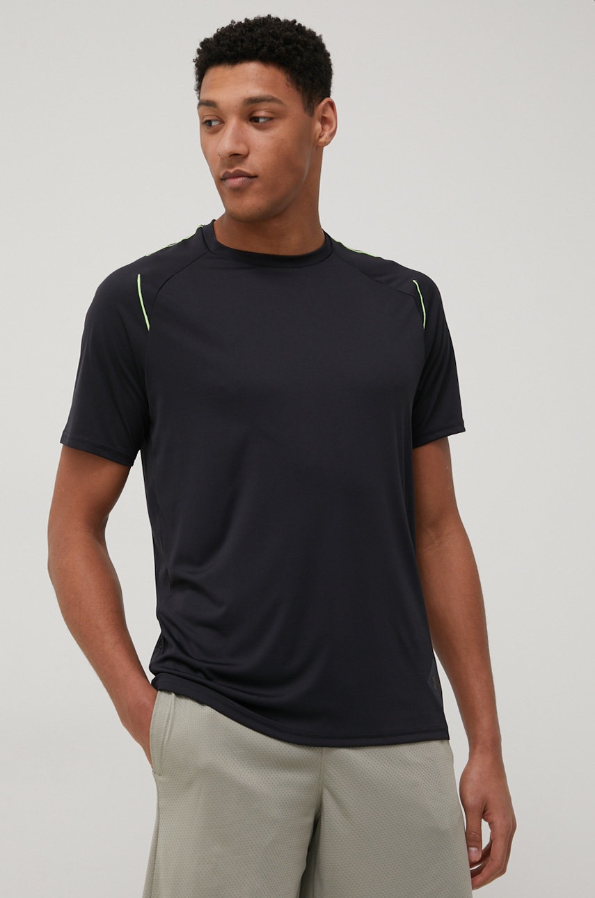 

Тениска за трениране Under Armour 1370405 в черно с изчистен дизайн, Черен