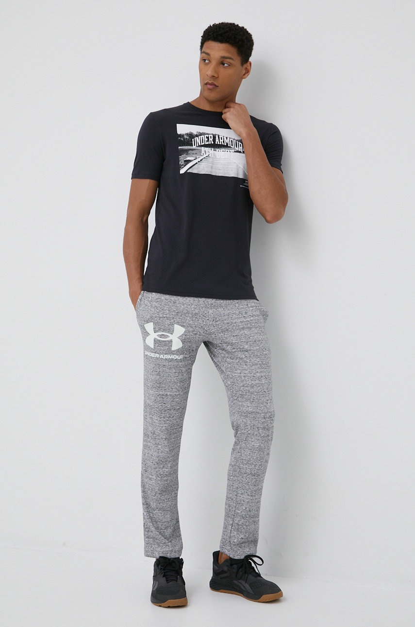 

Футболка Under Armour 1370514 мужской цвет чёрный с принтом