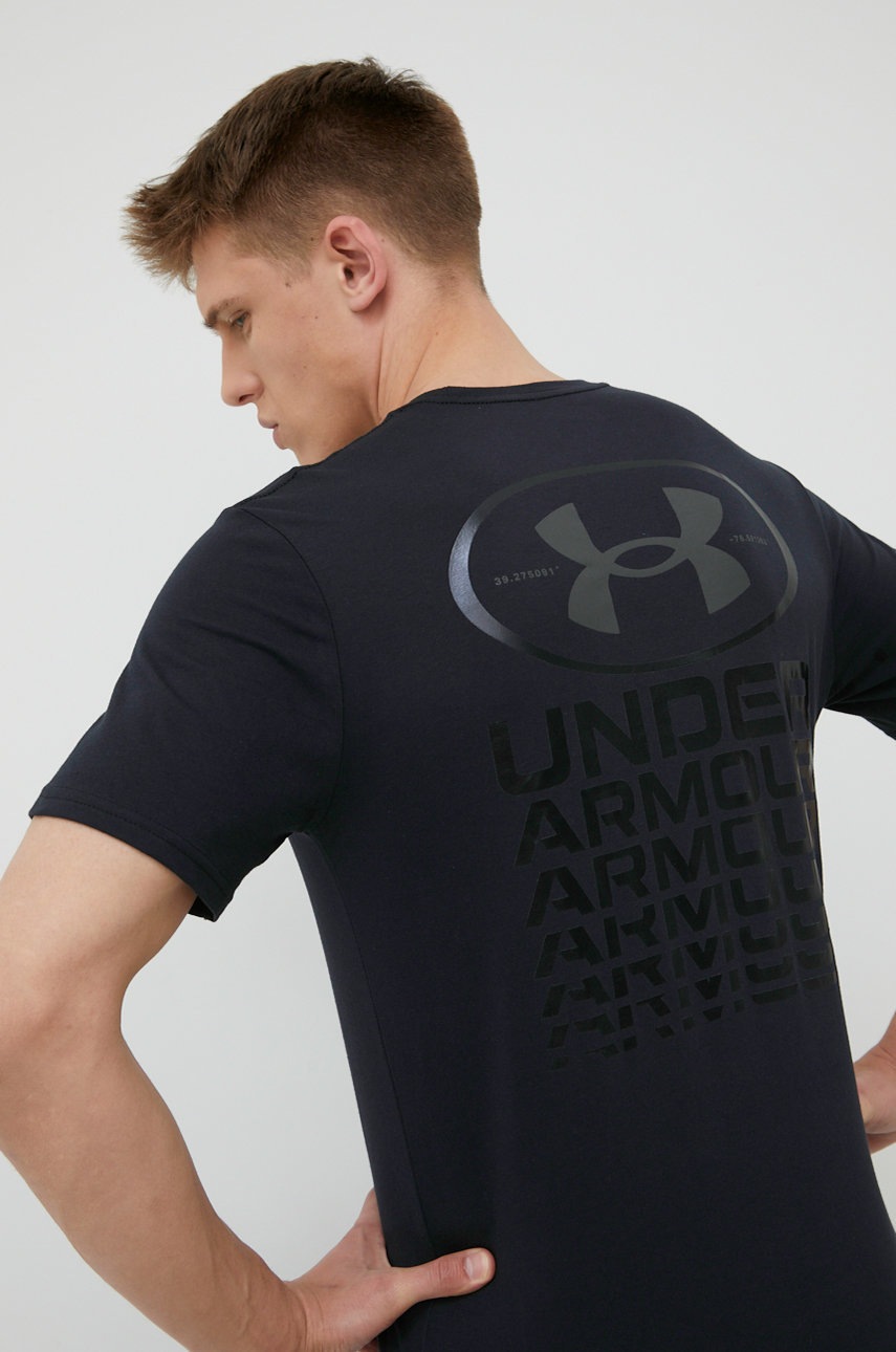 

Тениска за трениране Under Armour Armour Repeat 1371264 в черно с принт, Черен