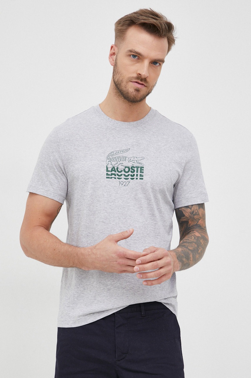 

Памучна тениска Lacoste в сиво с принт, Сив