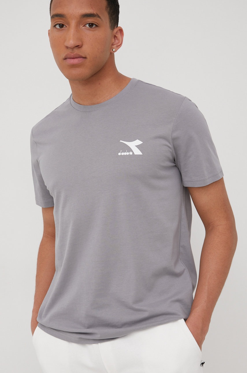 

Памучна тениска Diadora в сиво с изчистен дизайн, Сив