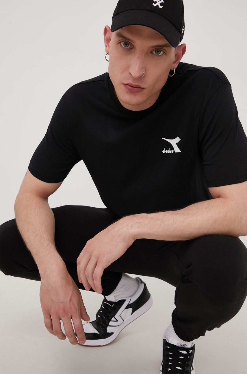 

Памучна тениска Diadora в черно с изчистен дизайн, Черен