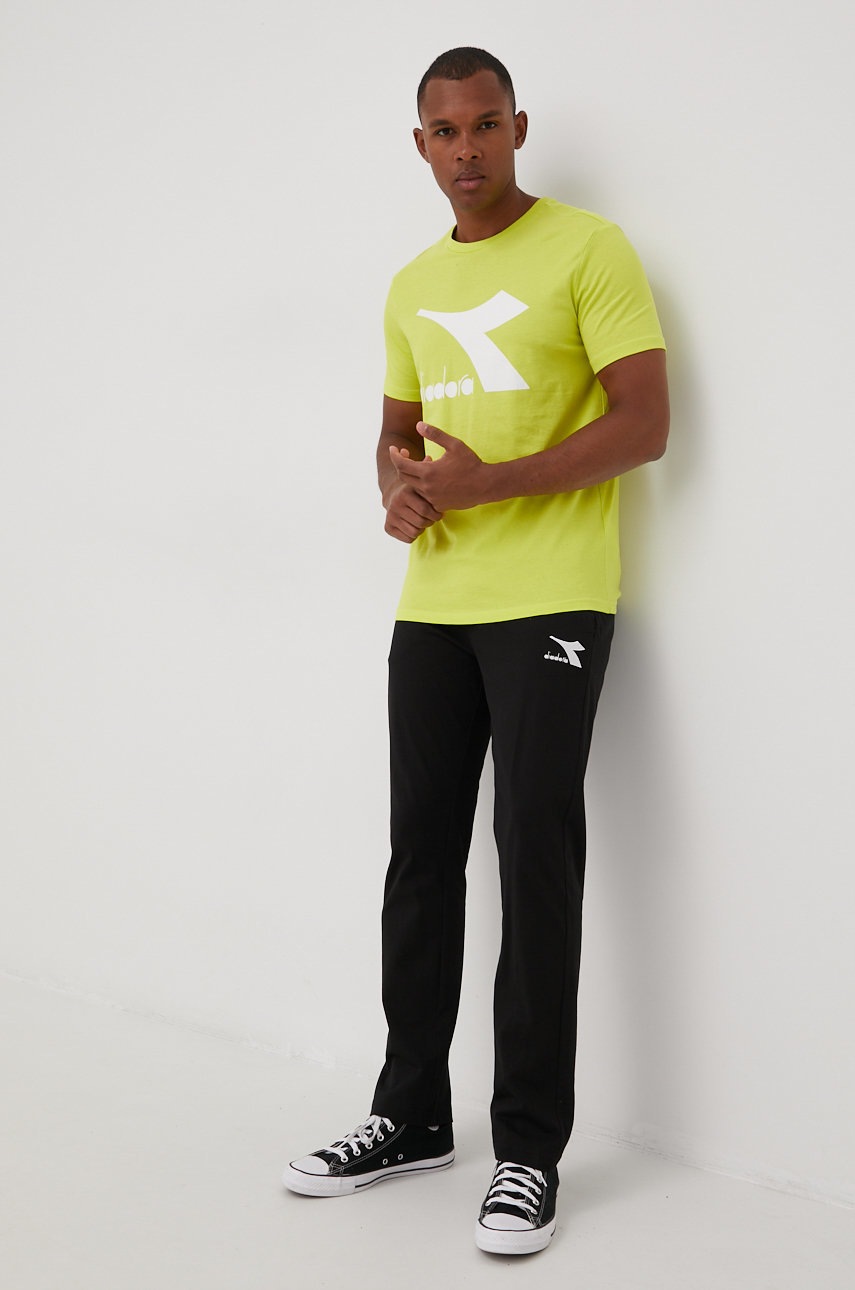 

Хлопковая футболка Diadora цвет зелёный с принтом