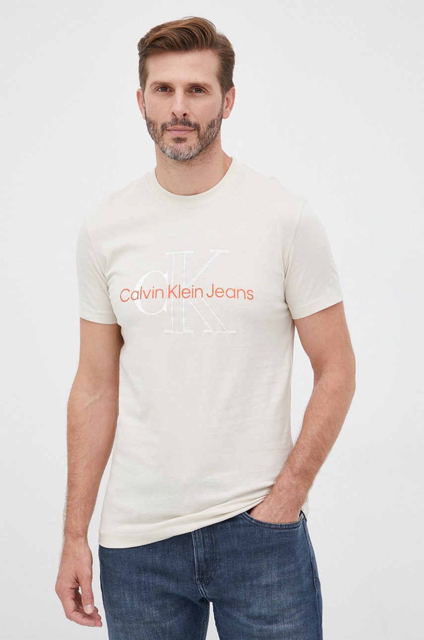 

Памучна тениска Calvin Klein Jeans в бежово с принт, Бежов