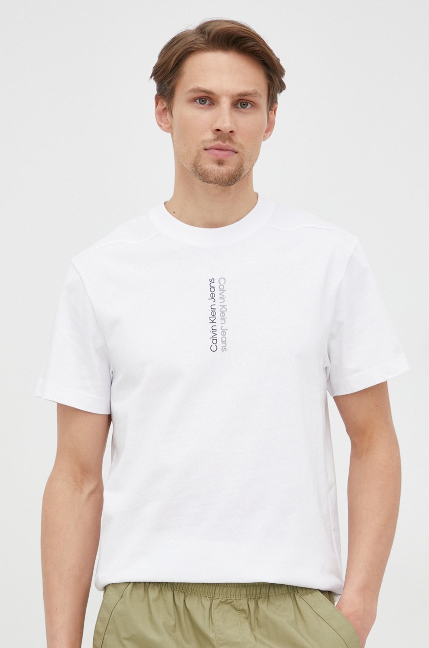 bavlnene-tricko-calvin-klein-jeans-bila-barva-s-potiskem