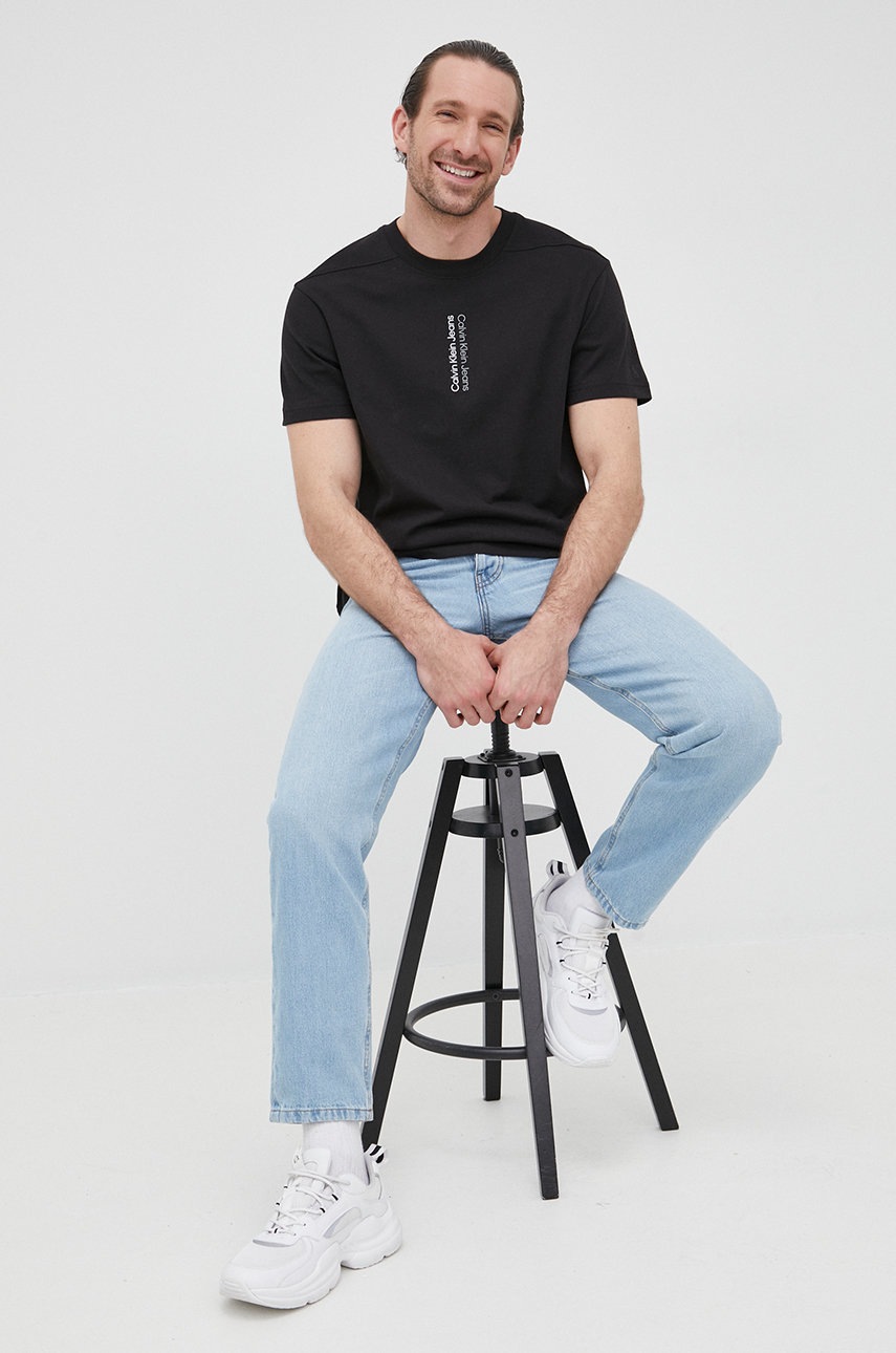 

Памучна тениска Calvin Klein Jeans в черно с принт, Черен