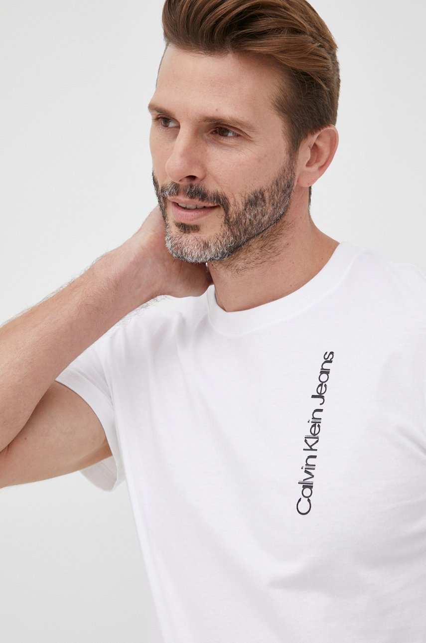 

Памучна тениска Calvin Klein Jeans в бяло с принт, Бял
